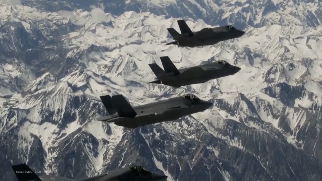 F-35A im Formationsflug über den Alpen